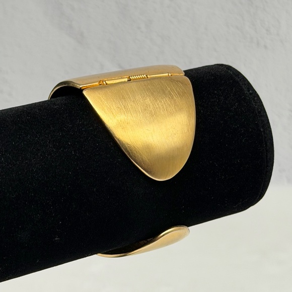 Vintage Signed Kenneth Lane Matte Gold Wide Hinged Cuff Bracelet KJL 1.5”x 6.5” - Picture 13 of 16
